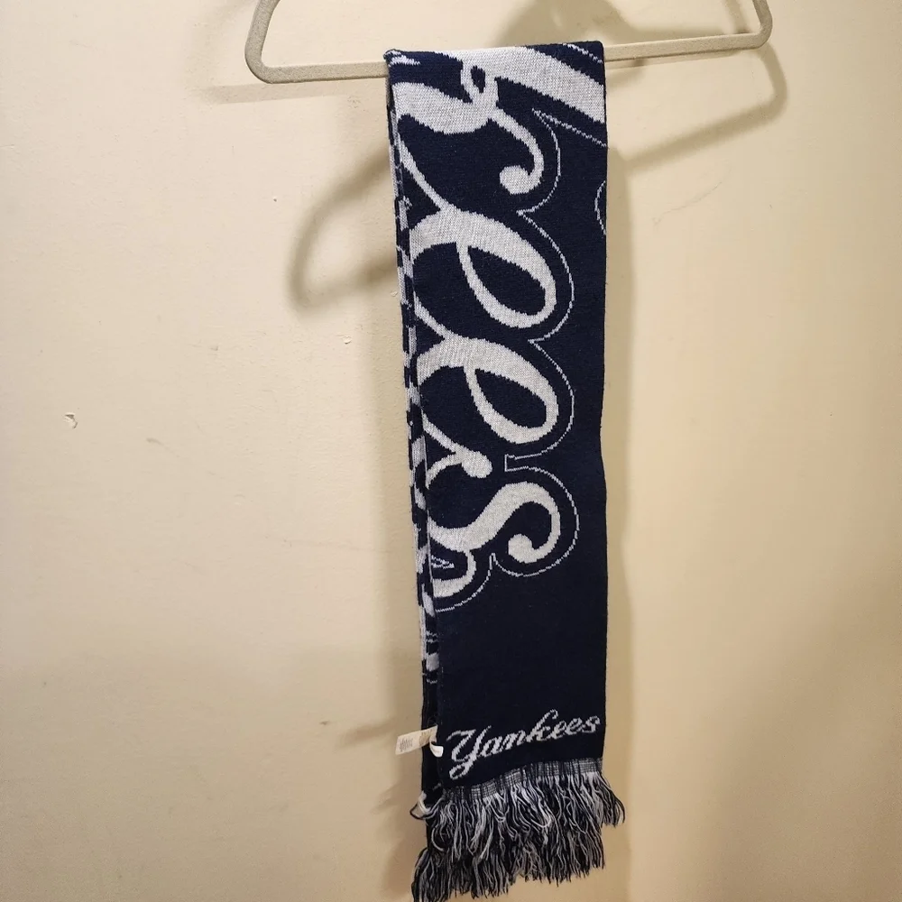 Forever Colectibles NEW YORK YANKEES Logo Unisex Scarf